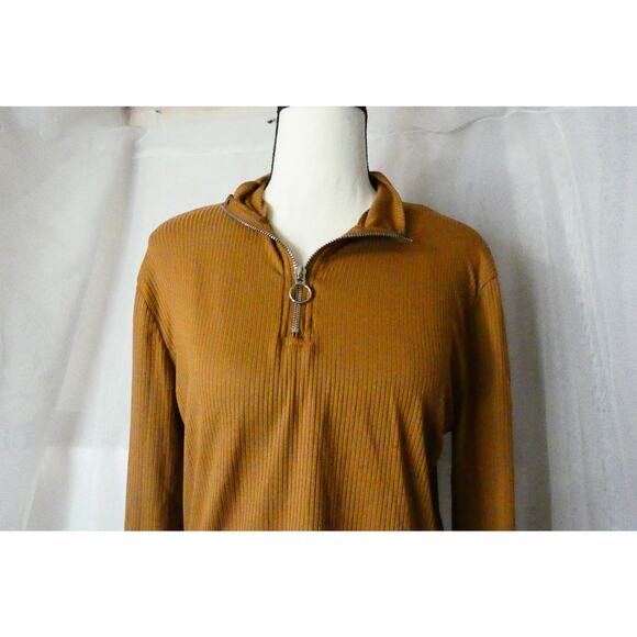 Perfectly Imperfect Women's Cropped Large Shirt Stretchy Gold - Picture 2 of 5